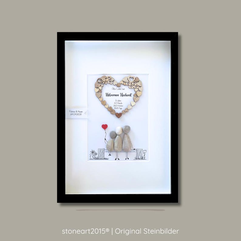 Handgefertigtes Steinbild zur Hölzernen Hochzeit 5 Jahre mit Paar auf Bank, Herz-Mandala und persönlichem Datum