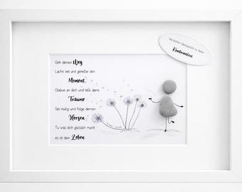 Könnte beinhalten: Ein gerahmtes Wandbild mit einer Steinfigur, die Pusteblumen-Illustrationen anbläst. Der Text lautet: Geh deinen Weg, Lache viel und genieße den Moment, Glaube an dich und lebe deine Träume, Sei mutig und folge deinem Herzen, Tu was dich glücklich macht, es ist dein Leben. Ein ovales Schild trägt die Aufschrift: Herzlichen Glückwunsch zu deiner Konfirmation.
