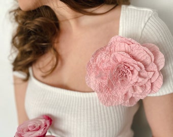 Broche de flores rosa empolvado para mujer en tela hecha a mano, accesorio floral de moda de estilo vintage, regalo para cumpleaños de mujer, Día de la Madre