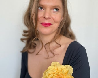 Broche femme fleur jaune en tissu plissée réalisé à la main, accessoire fleur tendance style vintage cadeau femme anniversaire fête de mère