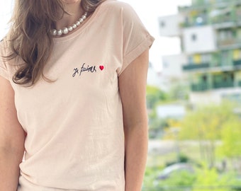 T-shirt femme en coton couleur rose pale avec broderie main « je t’aime » cadeau  Saint Valentin /t-shirt anniversaire cadeau