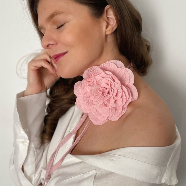 Collier/ceinture femme fleur rose poudré en tissu fait main, collier choker tendance femme cadeau fête des Meres /anniversaire style vintage
