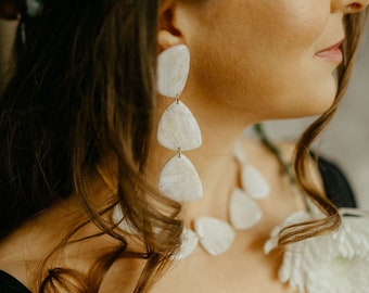 Boucles d’oreilles blanches mariés en pâte polymère/fimo forme triangle, accessoire femme thème mariage plage, boucles cadeau femme