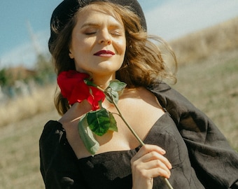 Béret français femme laine, couleur noir, avec coeur rouge brodé main style vintage années 50, taille unique, cadeau femme Noel