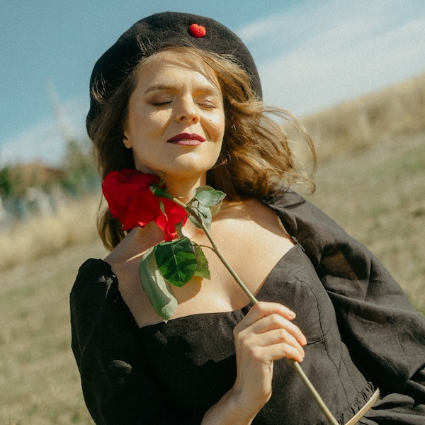 Béret français femme laine, couleur noir, avec coeur rouge brodé main style vintage années 50, taille unique, cadeau femme Noel