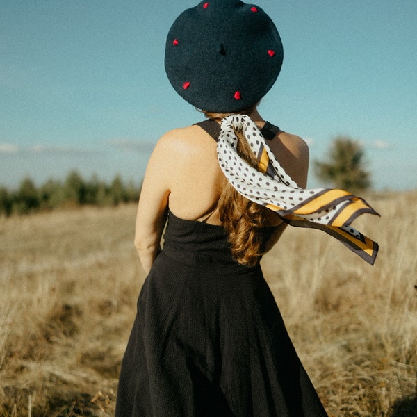 Beret femme en laine bleu marine brodé main avec des coeurs rouges, taille unique, style vintage années 50, cadeau femme Saint Valentin