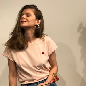 Camiseta holgada de manga corta para mujer, color rosa empolvado, con corazón rojo bordado a mano, ideal como regalo de San Valentín.