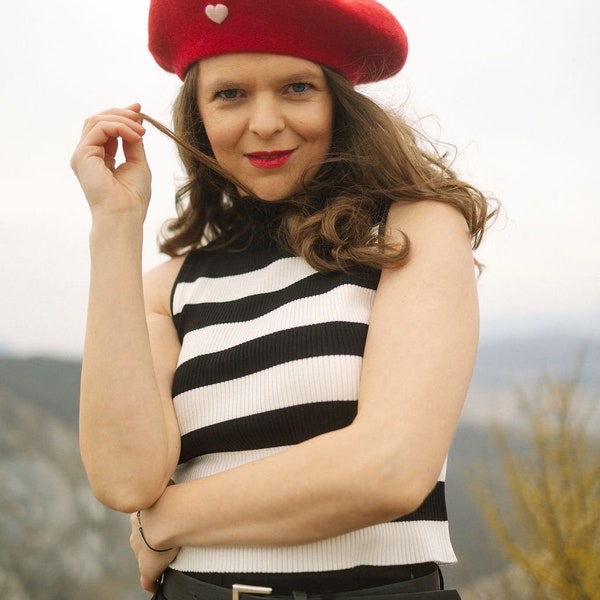 Beret femme en laine couleur rouge brodé main avec un coeur rose poudré, taille unique, style vintage années 50, cadeau femme fete de mère