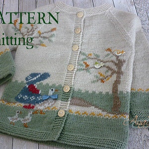 Puede incluir: Cárdigan de punto con un diseño caprichoso que presenta un ganso y una escena de árbol. El suéter es principalmente blanquecino con acentos verdes y marrones. El texto "PATTERN knitting" es visible en la parte superior izquierda. El cárdigan tiene botones y dobladillo acanalado.