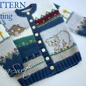 Könnte beinhalten: Ein blauer Strickcardigan mit einem bunten Patchwork-Muster, das ein Haus, Blumen und ein kleines Tier zeigt. Der Cardigan hat einen Knopfverschluss und ist aus weichem Garn gefertigt.