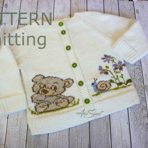 Op de afbeelding: Een wit gebreid vest met een bruine beer, een slak en bloemen geborduurd op de voorkant. Het vest heeft groene knopen en de tekst "PATTERN knitting" is zichtbaar in de linkerbovenhoek.