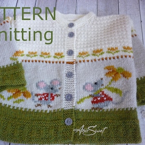 Puede incluir: Cárdigan de bebé tejido con cierre de botones. El suéter presenta un cuerpo blanco con un patrón texturizado en la parte superior, y una parte inferior y puños a rayas verdes y blancas. El diseño incluye dos ratones de dibujos animados y detalles florales.