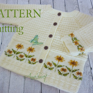 Op de afbeelding: Een wit gebreid vest met knoopsluiting en een zonnebloemmotief. Het vest heeft een vlinderontwerp aan de voorkant en de woorden "PATTERN knitting" bovenaan.