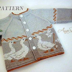 Könnte beinhalten: Ein grauer Strickcardigan mit einem braunen und weißen Gänsemuster. Der Cardigan hat einen Knopfverschluss und eine kleine grüne Schmetterlingsnadel auf der linken Seite. Der Text "PATTERN" ist oben links und "Ana Sweet" unten rechts sichtbar.