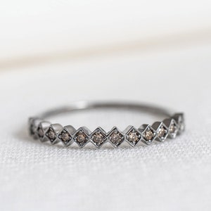 GEWEBE | Champagne Round Diamond Bandring aus 14K solidem Gold, Stapelring