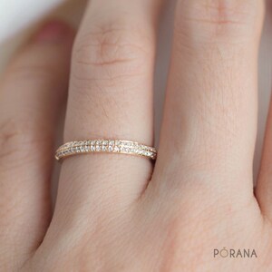 Anillo pequeño de diamantes pavé con borde de cuchillo imagen 2