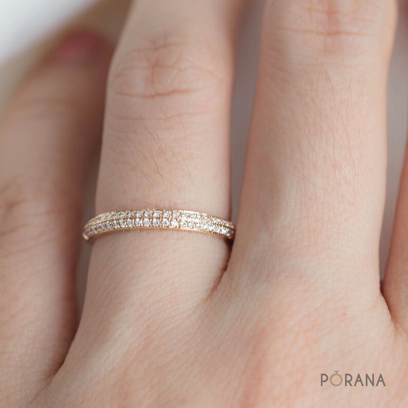 Anillo pequeño de diamantes pavé con borde de cuchillo imagen 2