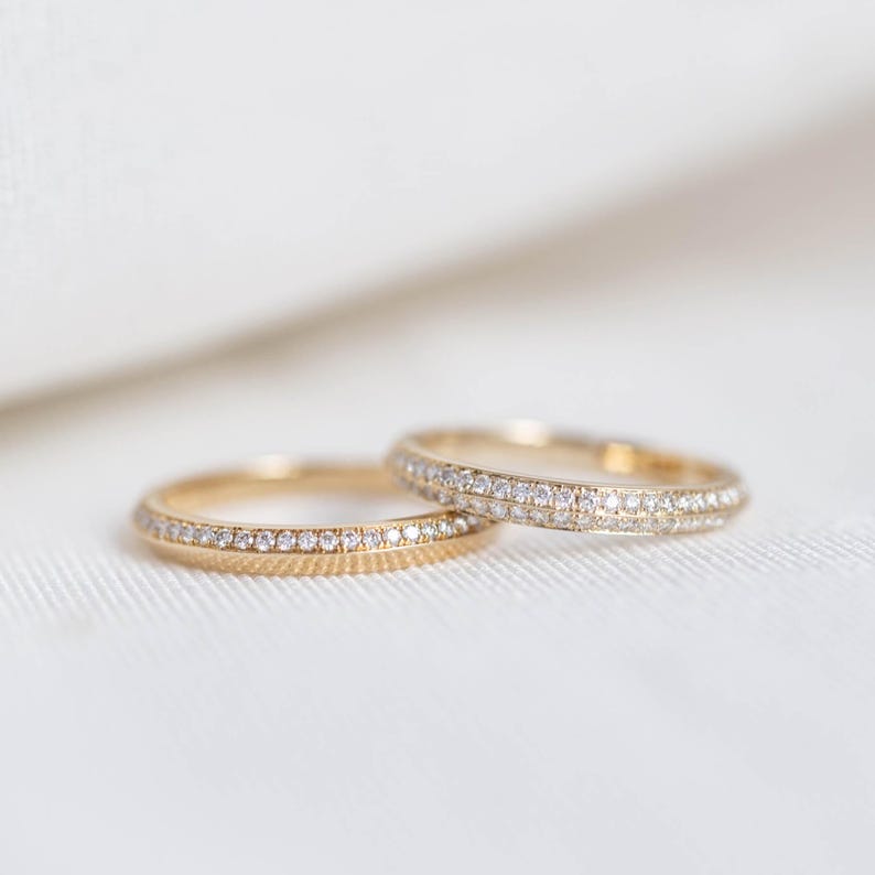 Anillo pequeño de diamantes pavé con borde de cuchillo imagen 11