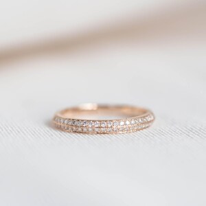 Anillo pequeño de diamantes pavé con borde de cuchillo Oro rosa