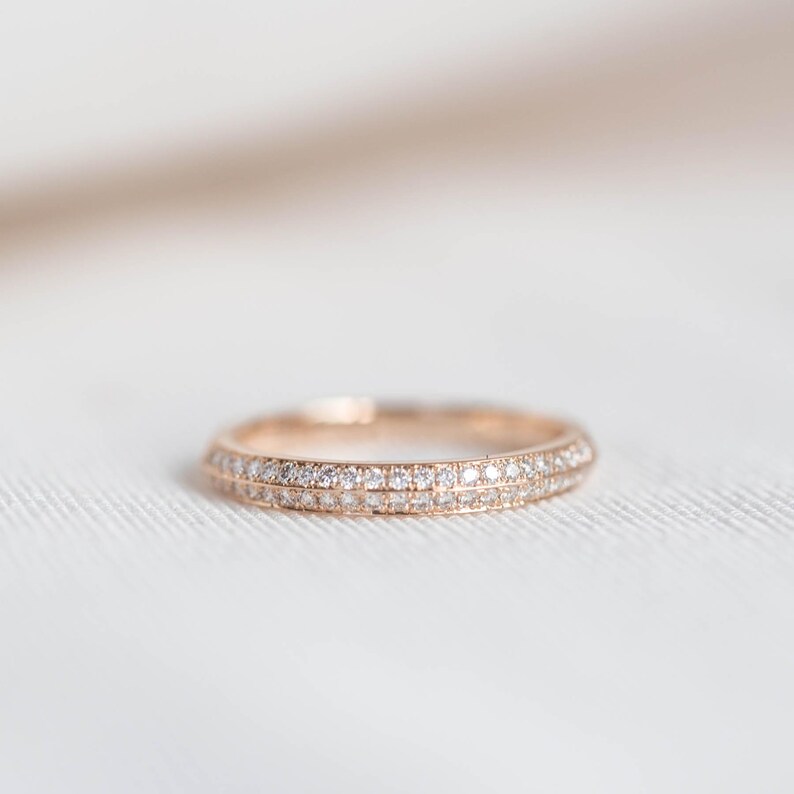 Anillo pequeño de diamantes pavé con borde de cuchillo Oro rosa