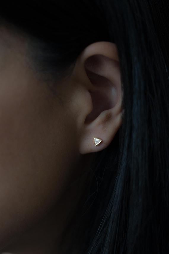 TOGA Ｔｒｉａｎｇｌｅ　ｐｉｅｒｃｅｄ　ｅａｒｒｉｎｇｓ TRIANGLE EARRINGS