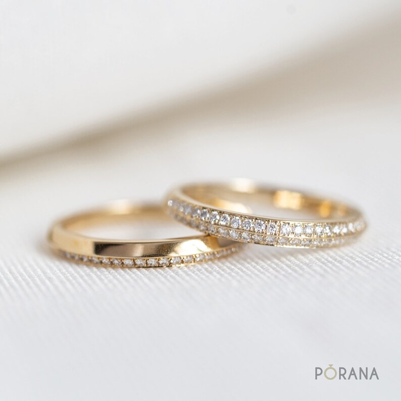 Anillo pequeño de diamantes pavé con borde de cuchillo imagen 9