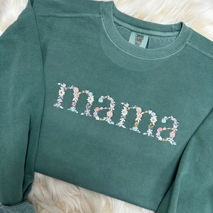 Comfort Colors Mama MUTLICOLOR MUTED Embroidered Floral Sweatshirt | Simple Mama Pullover, Gift for Mom Personalized Light Green Fall Floral