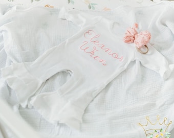 Monogrammed Baby Girl White Ruffle Romper | Tenue personnalisée pour bébé à la maison | Cadeau monogrammé pour bébé