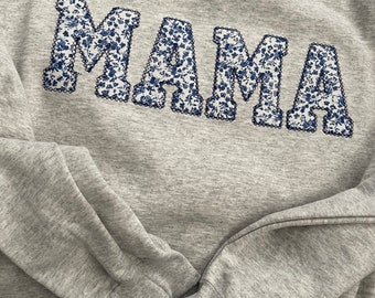 Felpa con applicazioni floreali blu ricamata Mama / Semplice pullover Mama, regalo per la mamma, camicia Mama personalizzata