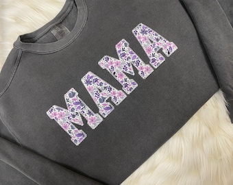 Comfort Colors ペッパーママ 刺繍入り パープルフローラルアップリケ スウェットシャツ | シンプルママプルオーバー、ママへのギフト、パーソナライズママシャツ、