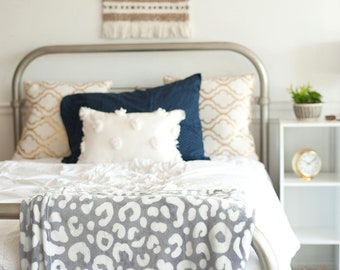 Monograma blanco Leopard Felh Manta / Monogrammed Acogedor Cheetah Bed Throw / Regalo Personalizado