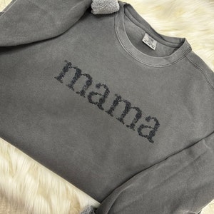 Comfort Colors Mama PEPPER Embroidered Floral Sweatshirt | Simple Mama Pullover, Gift for Mom, Personalized Floral Mama Crewneck