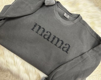 Comfort Colors Mama PEPPER 刺繍入りフローラル スウェットシャツ | シンプル ママ プルオーバー、ママへのギフト、パーソナライズされたフローラル ママ クルーネック