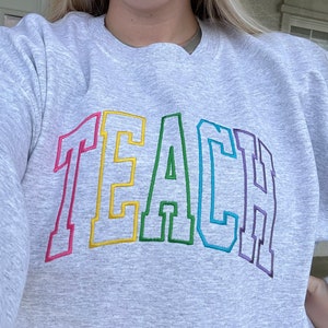 Sudadera con bordado de arco de letras de la universidad colorida TEACH / Suéter sencillo para maestros, regalo para maestros, cuello redondo personalizado para maestros