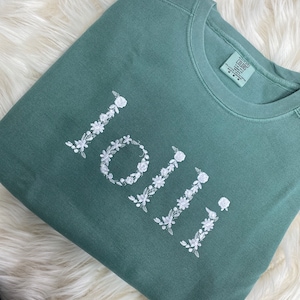 Comfort Colors Mama Aunt Embroidered Floral Sweatshirt | Simple Mama Pullover, Gift for Mom, Personalized Light Green Fall Floral