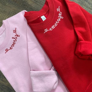 Felpa con ricamo per San Valentino per bambini piccoli/ragazzi / Maglione girocollo con cuori e nome sul colletto per bambini piccoli