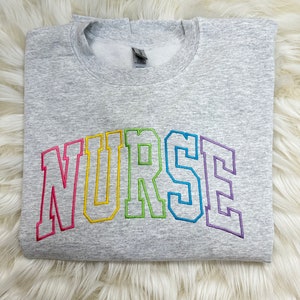 Colorida carta universitaria arco ENFERMERA sudadera bordada / jersey de enfermera simple, regalo para el médico, cuello redondo de enfermera personalizado