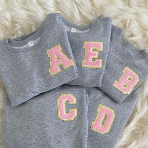 Sweatshirt met enkele initiaal met monogram chenillepatch appliqué | Little Kids-trui met glitterpatch, GENAAIEN
