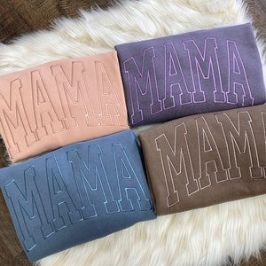 Mama Simple Varsity Bordado Tom sobre Tom Pigmentado Tingido Moletom | Simple Mama Pullover, Crewneck Momma Shirt, Presente para a Mãe