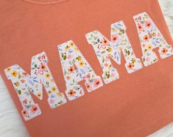 Comfort Colors Mama 刺繍入り花柄アップリケ テラコッタ 半袖シャツ | シンプルなママトップス、お母さんへのギフト、名入れママシャツ