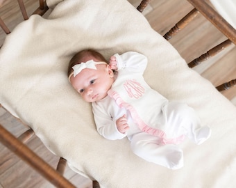 Pyjama bébé à motif monogramme et volants pour bébé fille | Chaussettes à volants monogramme brodé | Tenue pour le retour à la maison à monogramme pour bébé fille