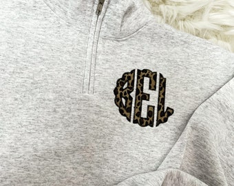 Fermeture éclair sur le quart en appliqué léopard avec monogramme | Pull à monogramme | Cadeau décoré d'un monogramme | Cadeau d'anniversaire