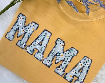 Comfort Colors ママ刺繍デイジーアップリケ マスタード半袖シャツ | シンプルなママトップス、お母さんへのギフト、名入れママシャツ