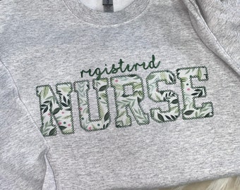 Gediplomeerd verpleegster geborduurd groen bloemenapplique sweatshirt | Simple Doctor Pullover, cadeau voor medisch veld, gepersonaliseerd RN-shirt