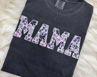 Comfort Colors Mama 刺繍入りパープルフローラルアップリケ半袖シャツ | シンプルなママトップス、ママへのギフト、パーソナライズされたママシャツ