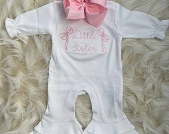 Baby Mädchen kleine Schwester weißer Rüschen Strampler mit Monogramm | Personalisiertes Baby Coming Home Outfit | Monogramm Baby Geschenk