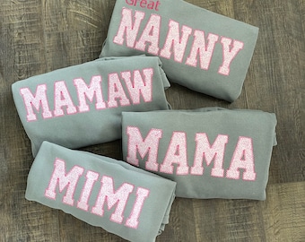 - Sweat-shirt rose brodé à fleurs brodées maman Comfort Colors | Pull simple de maman, cadeau pour maman, chemise de maman personnalisée