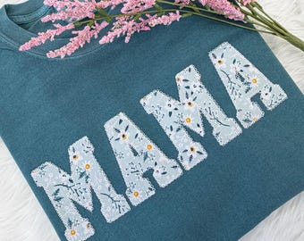 Comfort Colors Mama 刺繍入り花柄アップリケ エメラルド 半袖シャツ | シンプルなママトップス、お母さんへのギフト、名入れママシャツ
