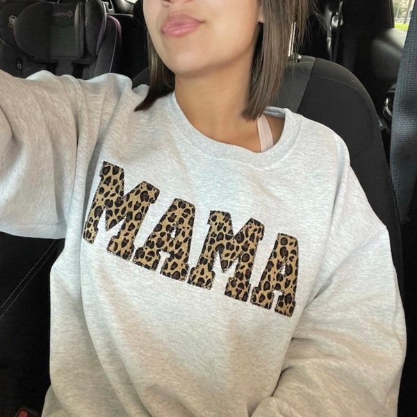 Mama Besticktes Sweatshirt mit Leopardenmuster | Einfacher Mama Pullover, Geschenk für Mama, personalisierte Cheetah Mama Shirt