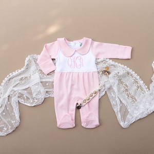 Babador com gola rosa e monograma para bebê menina | Roupinha personalizada para bebê chegando em casa | Macacão bordado para presente de bebê